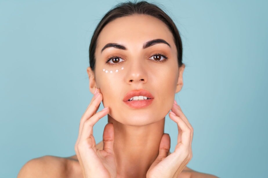 Aplicare deasupra, dedesubt sau în jurul ochiului