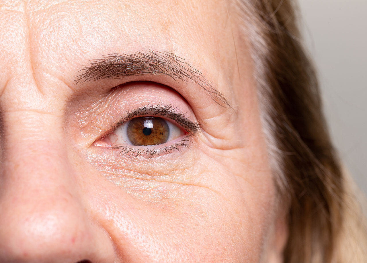 Avantajele eyeliner-ului gri după 50