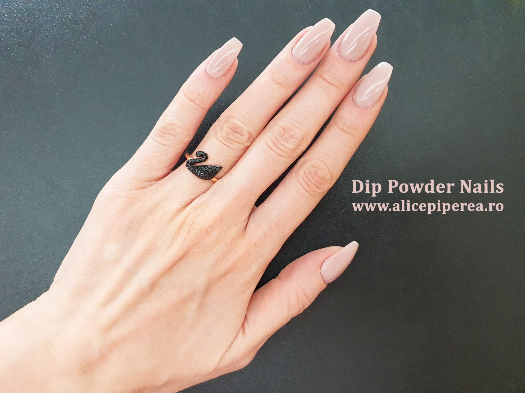 Avantajele manichiurii dip powder