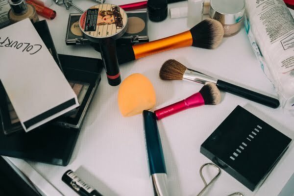 Conține diverse produse cosmetice