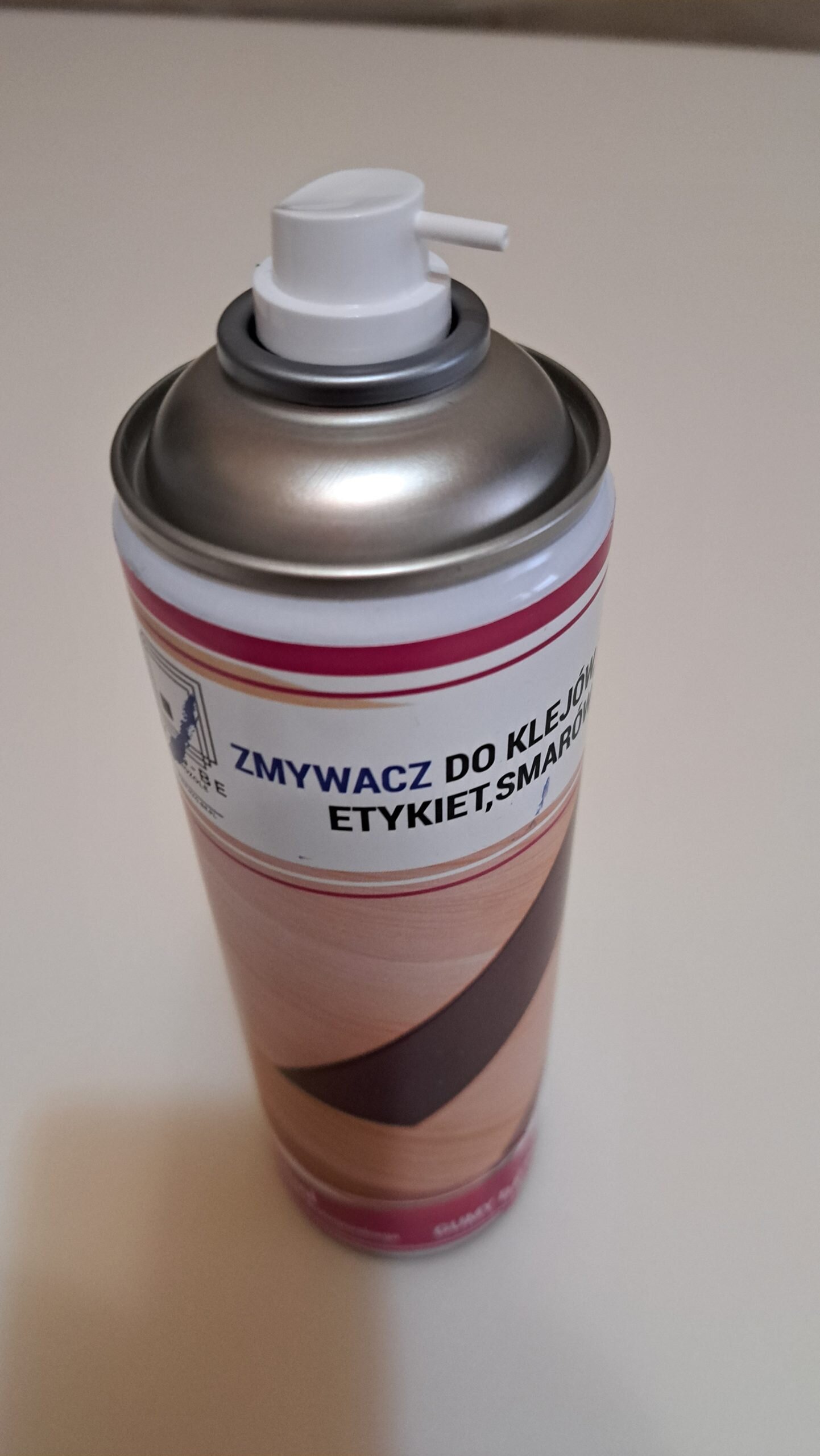 Curăță resturile de adeziv