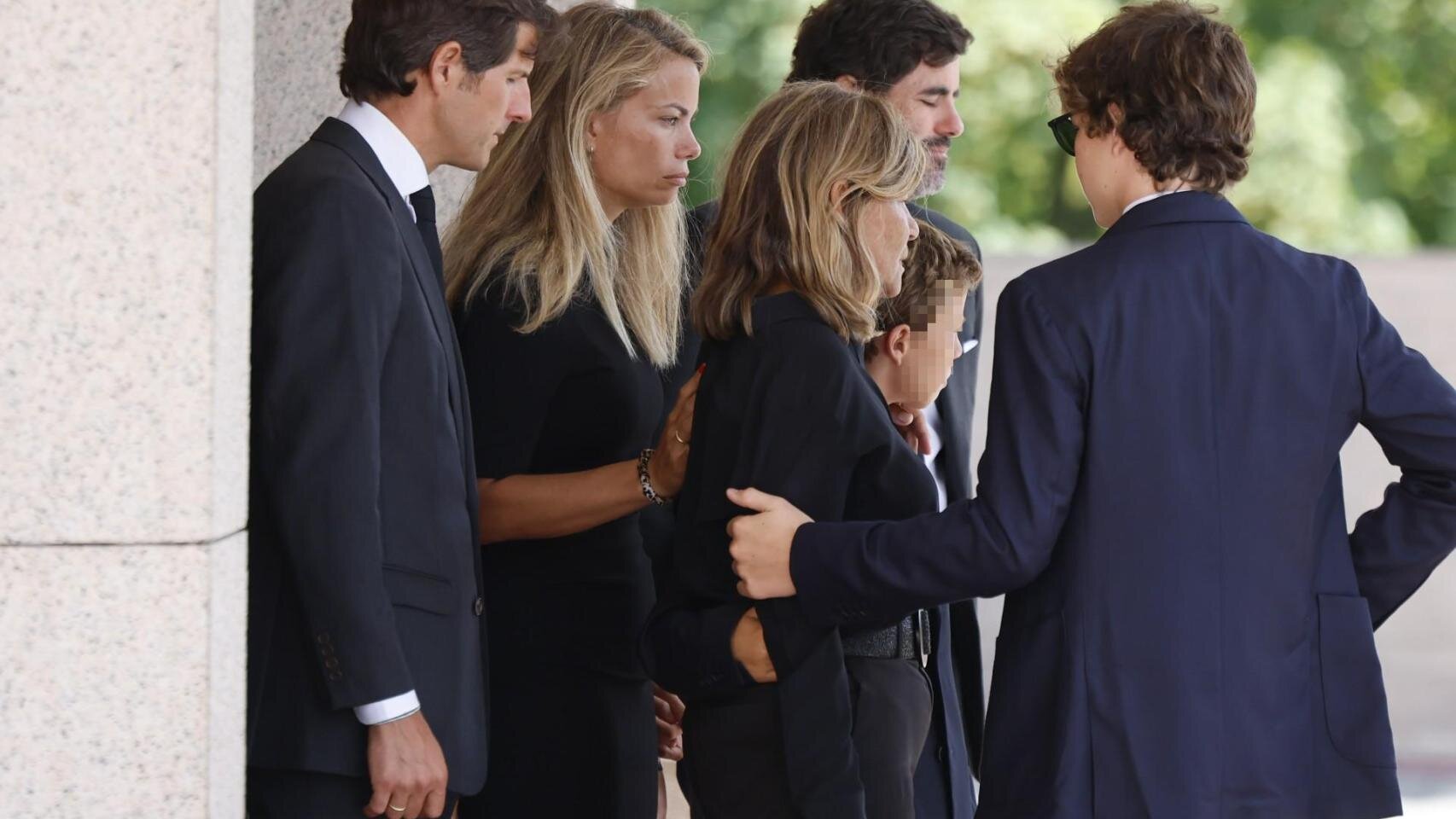 Elena Cué și fiica sa la funeraliile Caritinei Goyanes