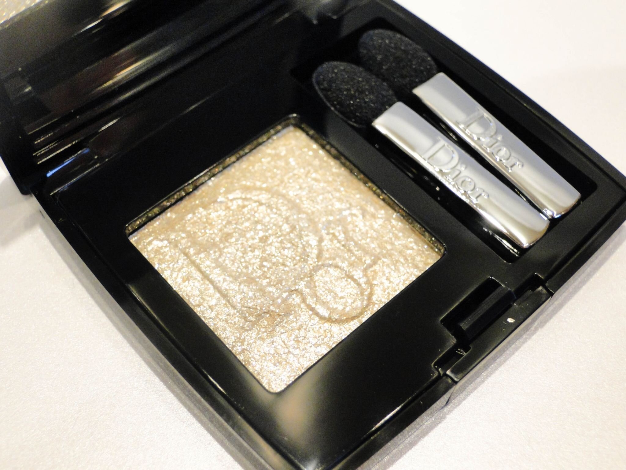 Exemplu: DiorShow Mono Eyeshadow "Focus".