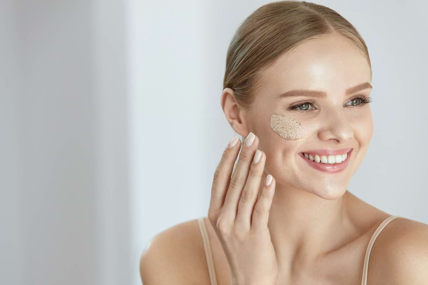 Exfoliere acasă vs. profesională