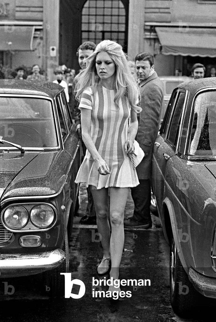 Franjă: cortină sau Brigitte Bardot