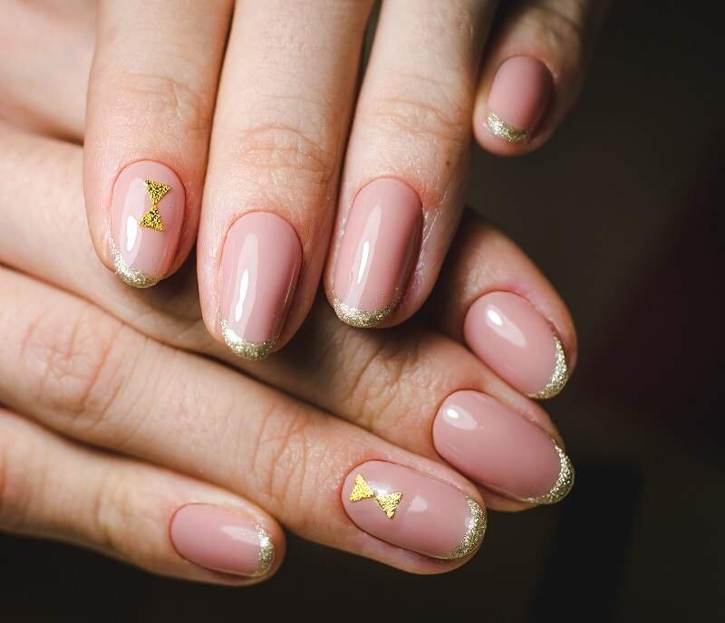 Manichiură multi-ton cu detalii aurii