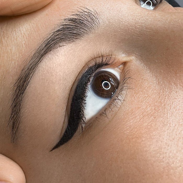 Mărirea ochilor cu eyeliner alb