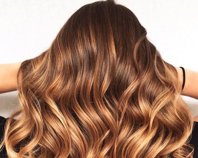 O alternativă întineritoare la blond și caramel
