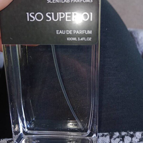Parfum format dintr-o singură moleculă (Iso E Super)