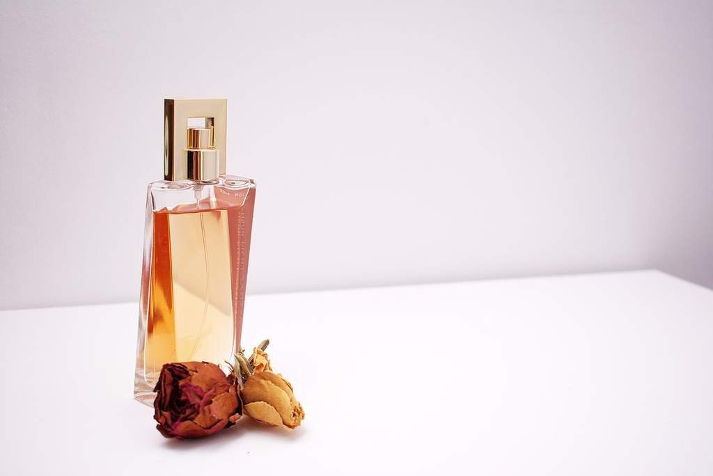 Parfumuri feminine, glamour și seducătoare
