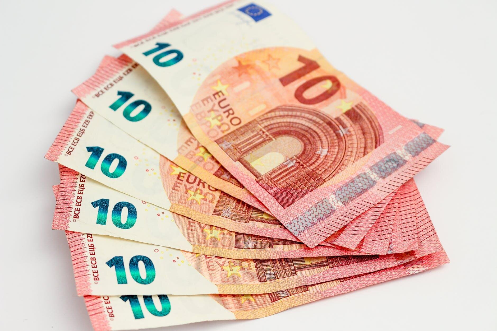 Preț între 9,99 și 15 euro