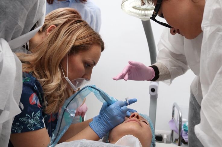 Prevenirea accentuării căderii pleoapelor