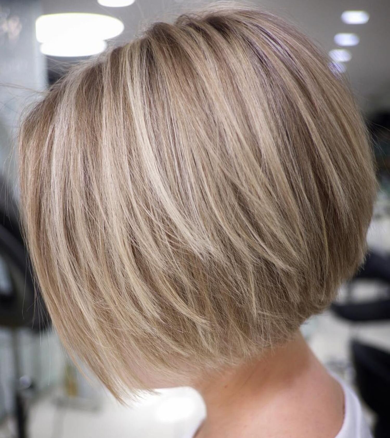 Stilul actual: "short bob" blond, filat