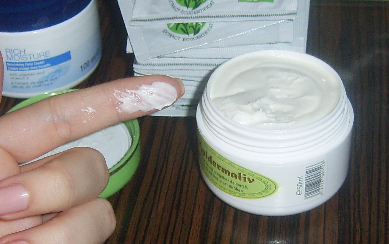 Zece creme de ochi, cu aplicator metalic
